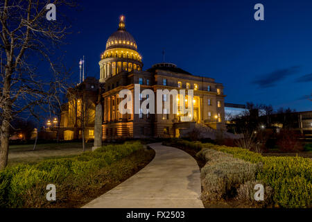 Trottoir jusqu'à l'Ohio State Capital Building at night avec ciel bleu et les lumières Banque D'Images