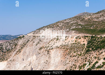 Route sur la falaise d'Assos village sur l'île de Céphalonie, Grèce Banque D'Images