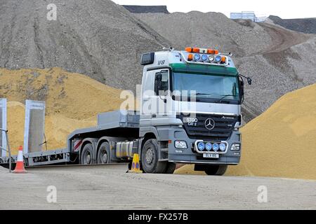 Un Mercedes-Benz Actros V8 STGO Cat 2 transporteur vides à un site de sable et de gravier Banque D'Images