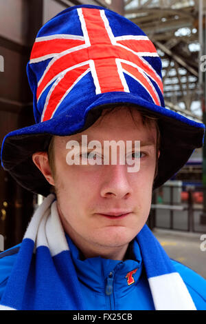 Supporter de football Glasgow Rangers portant un Union Jack Top Hat avant d'aller à un match de football Banque D'Images