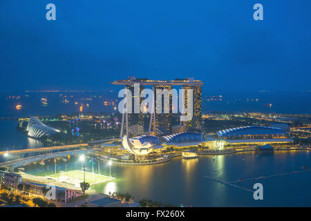 Panorama des gratte-ciel de Singapour à Marina Bay dans la nuit Banque D'Images