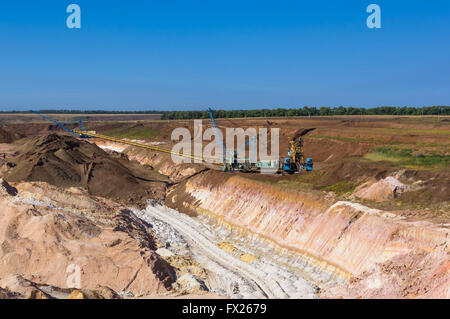 La grande ourse excavatrice dragline creuser l'argile sur fond de ciel bleu Banque D'Images