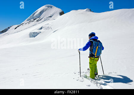 Sur un tour de ski skieur sur l'Aebeni Flue firn fiel sous le pic, Loetschental Mittagshorn, Valais, Suisse Banque D'Images