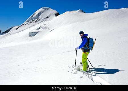 Sur un tour de ski skieur sur l'Aebeni Flue firn fiel sous le pic, Loetschental Mittagshorn, Valais, Suisse Banque D'Images