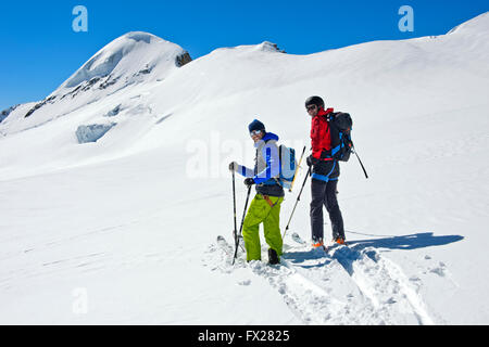 Deux skieurs sur un tour de ski sur l'Aebeni Flue firn fiel sous le pic, Loetschental Mittagshorn, Valais, Suisse Banque D'Images