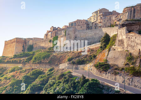 Citadelle de Bonifacio au chaud soleil du matin, l'île méditerranéenne de montagne Corse, Corse-du-Sud, France Banque D'Images