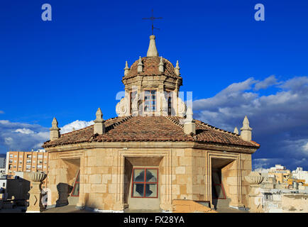 Toit de l'église à coupole, Real Monasterio de la Encarnacion, ville d'Almeria, Espagne contre ciel bleu profond Banque D'Images