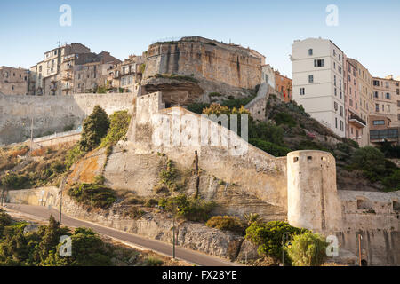 La citadelle de Bonifacio, Corse, île méditerranéenne montagneuse Corse-du-Sud, France. Photo avec correction tonale vintage Banque D'Images