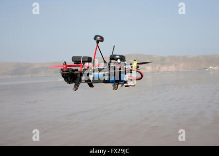 Drone contrôlé par radio piloté sur une plage vide Banque D'Images