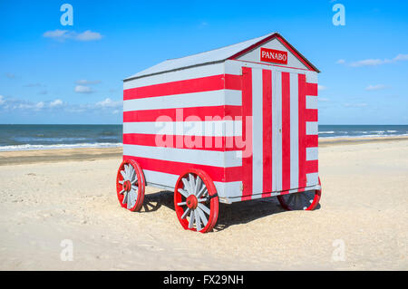 Cabines de plage, La Panne Beach, Flandre occidentale, Belgique Banque D'Images