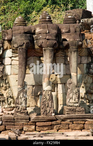 Collecte de l'éléphant à trois têtes des fleurs de lotus avec leurs malles, Terrasse des éléphants, Angkor Thom, Siem Reap Banque D'Images