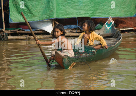 Filles cambodgiennes dans un petit bateau, village flottant sur le Tonle Sap Lake près de Siem Reap, Cambodge Banque D'Images