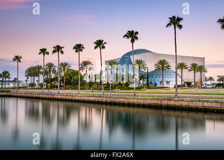 ST. PETERSBURG, FLORIDE - 6 avril 2016 : l'extérieur de la musée de Salvador Dali. Le musée abrite la plus grande collection de Dali" Banque D'Images