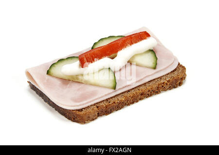 Smørrebrød danois avec jambon isolated on white Banque D'Images