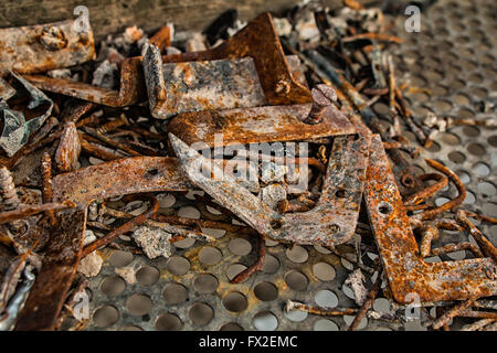 Clous rouillés et vieux coins de fer Banque D'Images