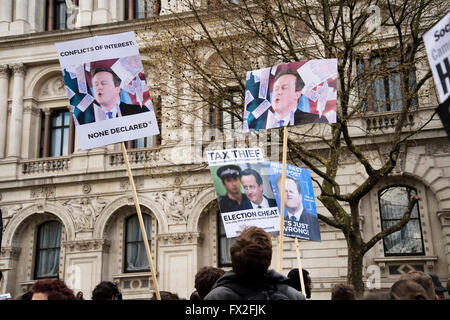 Les manifestants à Whitehall, Londres, Angleterre, Royaume-Uni, le 9 avril 2016 Appel pour le premier ministre David Cameron à démissionner . Banque D'Images