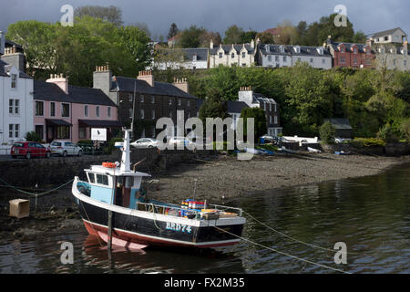 Un bateau de pêche, amarré dans le port de Portree, Skye, Scotland Banque D'Images