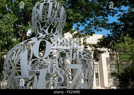 L'Alchimiste, une sculpture représentant Homme pensant, à Boston au Massachusetts Institute of Technology Banque D'Images