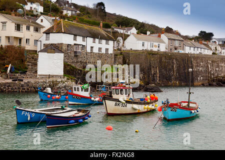 Bateaux de pêche colorés dans le port de Coverack sur la péninsule de Lizard, Cornwall, England, UK Banque D'Images