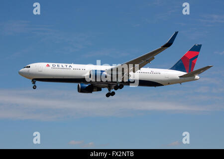 Delta Air Lines Boeing 767-300ER avion long courrier en approche Banque D'Images