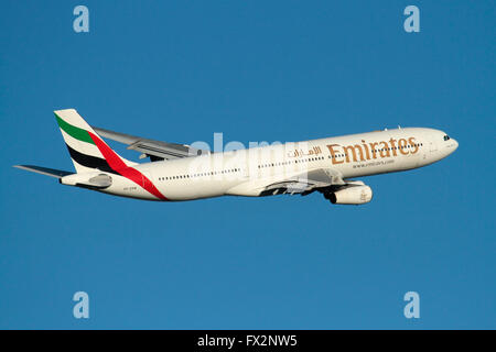 Airbus A340-300 Emirates Airline Passenger jet avion en vol au départ contre un ciel bleu clair Banque D'Images