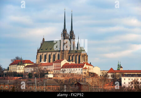 Cathédrale des Saints Pierre et Paul, dans la vieille ville de Brno en République tchèque en hiver Banque D'Images
