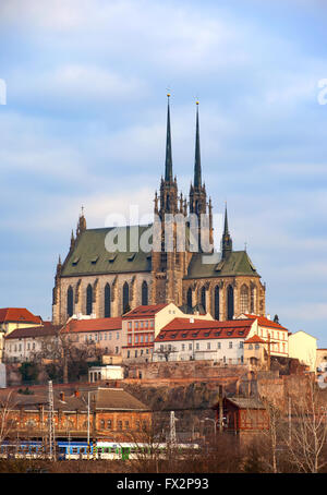 Cathédrale des Saints Pierre et Paul, dans la vieille ville de Brno en République tchèque en hiver Banque D'Images