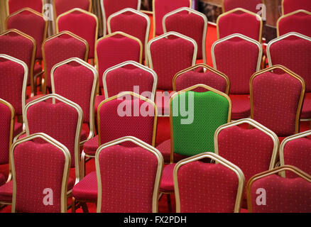 La diversité, concept différent ou unique - fauteuil vert dans un groupe de rouges Banque D'Images