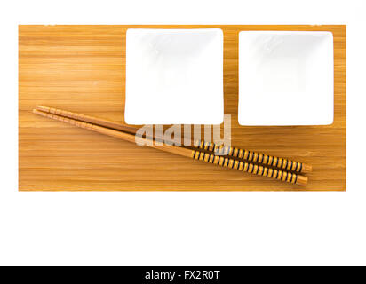 Plats sushi vide avec des baguettes de bambou sur une carte avec un fond blanc Banque D'Images