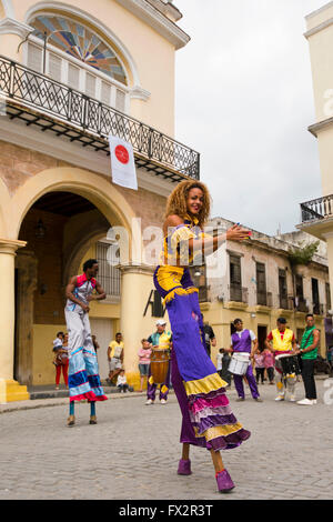 Portrait vertical d'échassiers effectuant une danse de routine à La Havane, Cuba. Banque D'Images