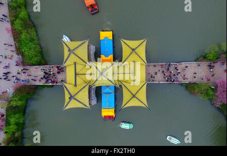 Beijing, Chine. 3ème apr 2016. La photo aérienne prise le 3 avril 2016 montre des paysages le lac de l'Ouest à Yangzhou, Chine de l'est Province du Jiangu. © Meng Delong/Xinhua/Alamy Live News Banque D'Images