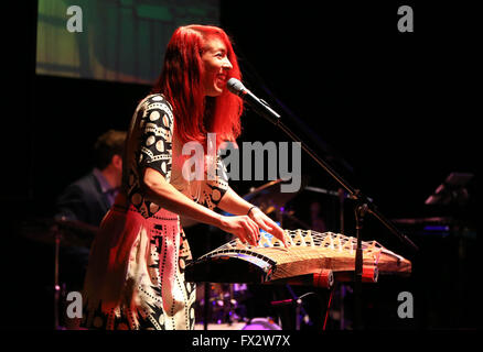 (160410) -- Toronto (Canada), le 10 avril 2016 (Xinhua) -- Jessicia Musicien Stuart effectue quelques canadiens et chinois au cours de la musique indie Concert : un monde loin de Toronto, Canada, le 9 avril 2016. (Xinhua/Zou Zheng) Banque D'Images