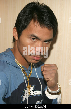 Fichier. Apr 9, 2016. MANNY PACQUIAO (58-6-2) prend sa retraite après avoir battu Timothy Bradley par décision unanime. La superstar a eu une carrière de 21 années de devenir le premier et seulement 8-division champion du monde, dans lequel il a remporté dix titres mondiaux, ainsi que le premier à remporter le championnat en ligne directe dans quatre catégories de poids. Selon Forbes, il est le 2e plus élevé payé athlète au monde à partir de 2015. Photo : Jan 12, 2005 ; Los Angeles, CA, USA ; boxeurs Superstar Erik "El Terrible' Morales et Manny Pacquiao annoncer leur prochain titre de champion poids plume Super bout comi Banque D'Images