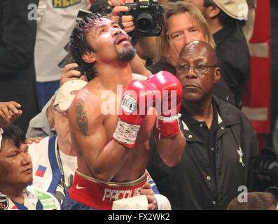 Fichier. Apr 9, 2016. MANNY PACQUIAO (58-6-2) prend sa retraite après avoir battu Timothy Bradley par décision unanime. La superstar a eu une carrière de 21 années de devenir le premier et seulement 8-division champion du monde, dans lequel il a remporté dix titres mondiaux, ainsi que le premier à remporter le championnat en ligne directe dans quatre catégories de poids. Selon Forbes, il est le 2e plus élevé payé athlète au monde à partir de 2015. Sur la photo : June 9, 2012 - Las Vegas, Nevada, États-Unis - Manny Pacquiao (bleu et rouge) prie pendant qu'il attend la décision des juges à la suite de son acheté avec Timothy Bradley au MGM Gran Banque D'Images