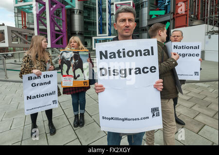 Londres, Royaume-Uni. Le 9 avril, 2016. Les manifestants se sont réunis le bien-être des animaux sous-canal 4's London HQ pour protester contre la cruauté envers les chevaux engagés dans le Grand National et d'autres races similaires. Déjà 4 chevaux ont été tués cette année dans le races à Aintree, et au moins 46 accidents en fololowing la réunion annuelle depuis 2000. Plusieurs manifestants ont été censés arriver plus tard. Peter Marshall/Alamy Live News Banque D'Images