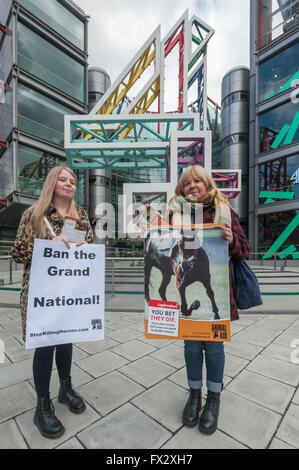 Londres, Royaume-Uni. Le 9 avril, 2016. Les manifestants se sont réunis le bien-être des animaux sous-canal 4's London HQ pour protester contre la cruauté envers les chevaux engagés dans le Grand National et d'autres races similaires. Déjà 4 chevaux ont été tués cette année dans le races à Aintree, et au moins 46 accidents en fololowing la réunion annuelle depuis 2000. Plusieurs manifestants ont été censés arriver plus tard. Peter Marshall/Alamy Live News Banque D'Images