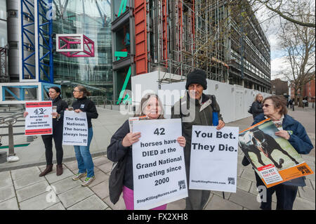 Londres, Royaume-Uni. Le 9 avril, 2016. Les manifestants se sont réunis le bien-être des animaux sous-canal 4's London HQ pour protester contre la cruauté envers les chevaux engagés dans le Grand National et d'autres races similaires. Déjà 4 chevaux ont été tués cette année dans le races à Aintree, et au moins 46 accidents en fololowing la réunion annuelle depuis 2000. Plusieurs manifestants ont été censés arriver plus tard. Peter Marshall/Alamy Live News Banque D'Images