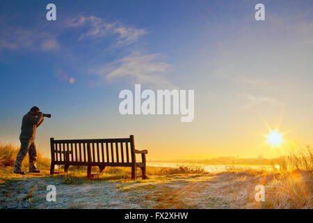 Marshside réserve naturelle, Southport, Lancashire, Royaume-Uni. 10 avril, 2016. Météo britannique. Le lever du soleil sur le Lancashire 10 avril 2016. Un photographe se réveille tôt pour capturer le magnifique lever de soleil sur l'Marshside RSPB réserve naturelle. Credit : Cernan Elias/Alamy Live News Banque D'Images