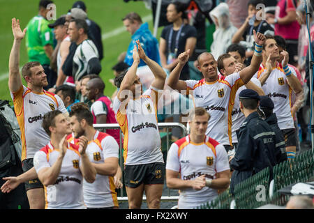 Hong Kong, Chine. 10 avr, 2016. Les joueurs de l'Allemagne applaude les fans après la demi finale du tournoi de rugby match contre l'Allemagne Hong Kong à Hong Kong, Chine, 10 avril 2016. Le match s'est terminé 17-7. Photo : Juergen Kessler/DPA - PAS DE FIL - SERVICE/dpa/Alamy Live News Banque D'Images