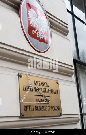 Londres, Royaume-Uni. Le 9 avril, 2016. Les deux fils coat-cintres, le pétrole brut de l'outil traditionnel des avorteurs, main sur l'ambassade de Pologne plaque signalétique. La protestation Londres suivie de grandes manifestations en Espagne contre le projet de loi proposé par le parti Droit et Justice (PiS) qui va interdire l'avortement dans tous les cas, la protection de la vie de l'enfant à naître, même lorsque cela peut causer une détresse extrême ou même la mort de la mère. Peter Marshall/Alamy Live News Banque D'Images