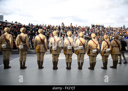 City Hall, London, UK. 9 avril 2016. Acteurs dans l'uniforme du 15e Régiment Sikh, qui ont combattu dans la Première Guerre mondiale. Les Sikhs de tout le Royaume-Uni célèbre la fête de Vaisakhi, des Sikhs (Nouvel An) à l'intérieur et à l'extérieur de l'Hôtel de Ville et de l'écope dans le centre de Londres, pour célébrer la tradition sikh, patrimoine, culture, shabad kirtan (musique spirituelle), (la nourriture), langar turban lier, musique folklorique, arts martiaux, la danse et des activités pour les enfants.Le festival est organisé par le maire de Londres, avec l'appui de Singh Sabha London-est et Ernst & Young Réseau Sikh. Credit : Dinendra Haria/Alamy Live N Banque D'Images