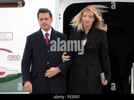 Berlin, Allemagne. 10 avr, 2016. Le Président mexicain Enrique Pena Nieto (L) et son épouse Angelica Rivera arrivent à l'aéroport de Tegel à Berlin, Allemagne, 10 avril 2016. Photo : BRITTA PEDERSEN/dpa/Alamy Live News Banque D'Images