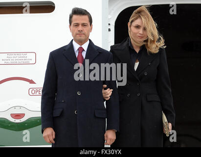 Berlin, Allemagne. 10 avr, 2016. Le Président mexicain Enrique Pena Nieto (L) et son épouse Angelica Rivera arrivent à l'aéroport de Tegel à Berlin, Allemagne, 10 avril 2016. Photo : BRITTA PEDERSEN/dpa/Alamy Live News Banque D'Images