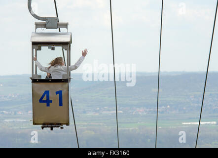 Ruedesheim, Allemagne. Le 08 Avr, 2016. Une femme jouit d'un tour dans le téléphérique pour le Niederwalddenkmal (Niederwald Monument) dans Ruedesheim, Allemagne, 08 avril 2016. Le monument qui dispose d'une statue de Germanie a été inauguré en 1883 et est considéré comme l'un des sites les plus connus dans la région du Rhin moyen allemand. Photo : Alexander HEINL/dpa/Alamy Live News Banque D'Images