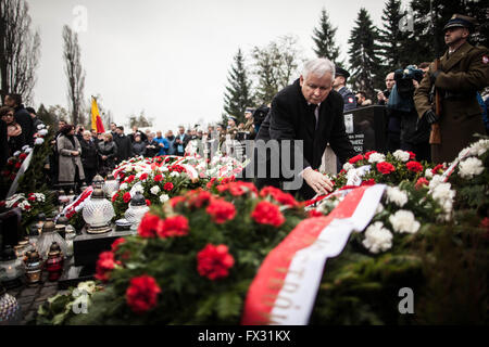 Varsovie, Pologne. 10 avr, 2016. Jaroslaw Kaczynski, le président de la décision polonais du parti Droit et Justice, assiste à la cérémonie marquant le sixième anniversaire de l'accident d'avion à Smolensk russe, à la cimetière militaire de Varsovie Powazki à Varsovie, capitale de la Pologne, le 10 avril 2016. La Pologne a marqué le dimanche le sixième anniversaire de l'accident d'avion dans lequel 96 Polonais, y compris l'ancien président polonais, Lech Kaczynski, ont été tués. Crédit : Chen Xu/Xinhua/Alamy Live News Banque D'Images