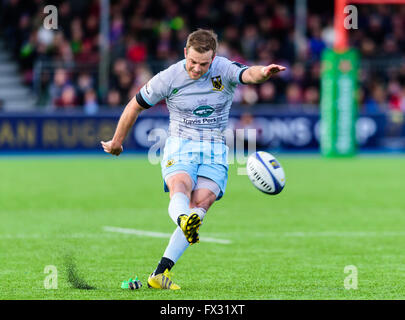 Londres, Royaume-Uni. Le 9 avril, 2016. Northampton Saints player - Stephen Myler prend un coup de pied de pénalité au cours de la première moitié du match quart de finale de la Coupe des Champions - Saracens vs Northampton Saints de Allianz Park. Credit : Taka Wu/Alamy Live News Banque D'Images