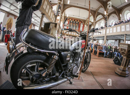 Niedergruendau, Allemagne. 10 avr, 2016. Une Yamaha SR500 se trouve à côté de l'autel pendant un service religieux à la 35e 'Anlassen' (lit. Démarrage d'un moteur) marquant le début de la nouvelle saison de moto, en Niedergruendau, Allemagne, 10 avril 2016. Photo : FRANK RUMPENHORST/dpa/Alamy Live News Banque D'Images