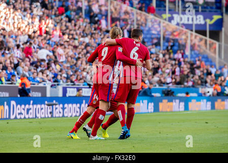 Barcelone, Espagne. Le 9 avril, 2016. Torres (l), Gabi (c) et Koke (r) célèbrent un but à la match de la Liga entre l'Espanyol et de l'Atlético de Madrid au stade de Powerade, le 9 avril 2016 à Barcelonal, Espagne. Crédit : Christian Bertrand/Alamy Live News Banque D'Images