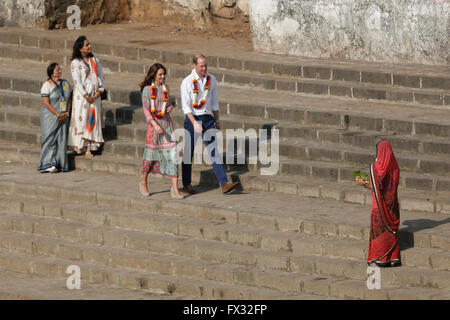 Mumbai, Inde. 10 avril, 2016. Le prince William, duc de Cambridge et Kate Middleton la duchesse de Cambridge visiter Banganga tank d'eau le 10 avril 2016 à Mumbai, Inde. Credit : Chirag Wakaskar/Alamy Live News Banque D'Images