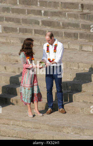 Mumbai, Inde. 10 avril, 2016. Le prince William, duc de Cambridge et Kate Middleton la duchesse de Cambridge visiter Banganga tank d'eau le 10 avril 2016 à Mumbai, Inde. Credit : Chirag Wakaskar/Alamy Live News Banque D'Images